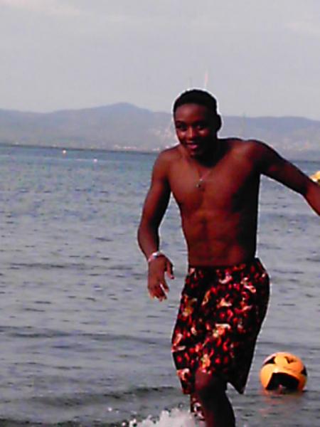 BRUNO QUI A PEUR DE L'EAU A LA PLAGE DE TOULON ETE 2005